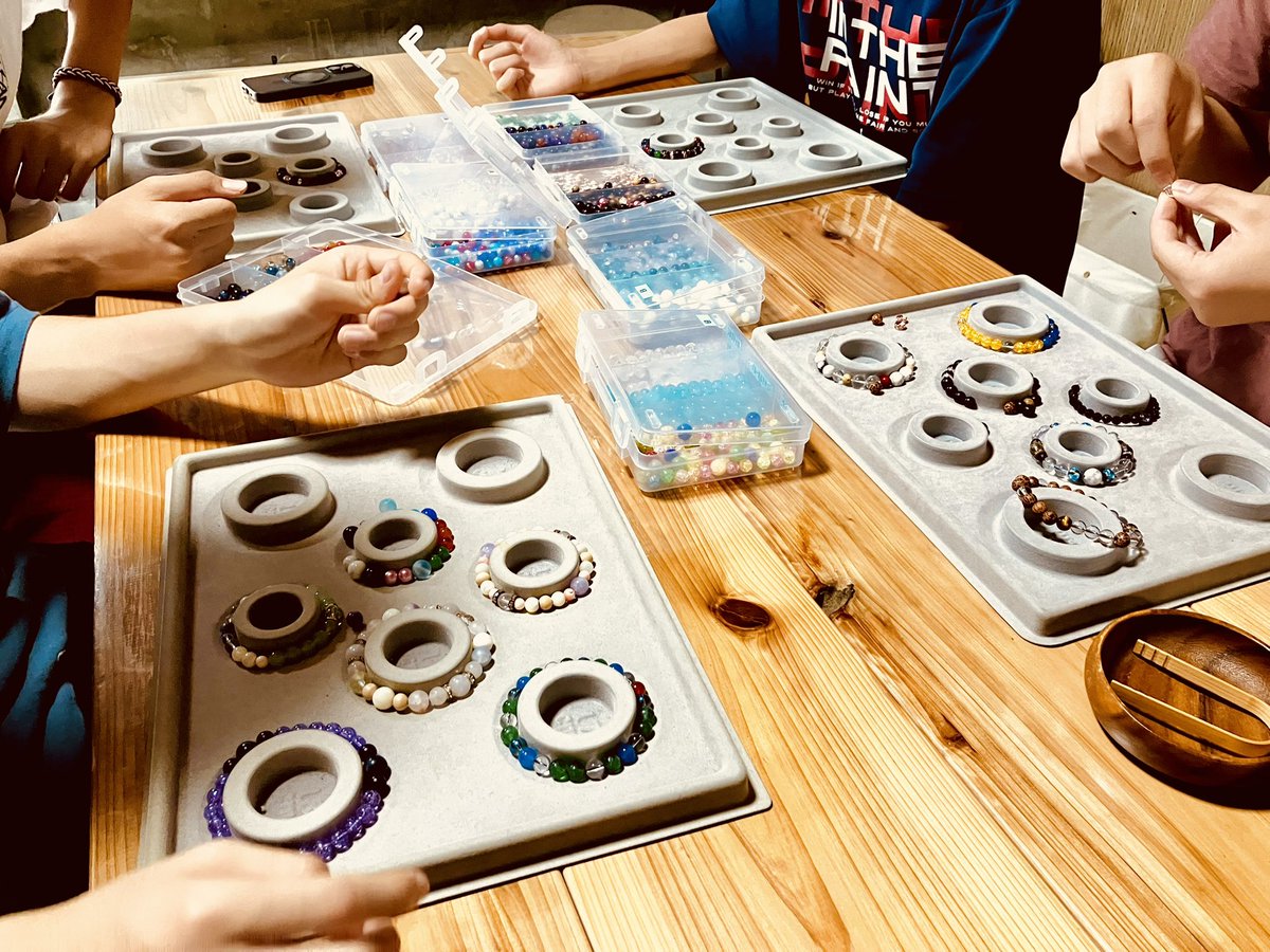 TERA_space76's tweet photo. 本日の腕輪念珠作り体験とお線香作り体験の様子です♪

お盆期間の営業が終了しました！
…まぁ店主からしたら日常なのですが、なんとなく来週から通常営業に戻るぞ！っていうテンションでいます🙏

#京都
#体験
#お線香
#腕輪念珠
#寺スペース https://t.co/DpXf9atuKK