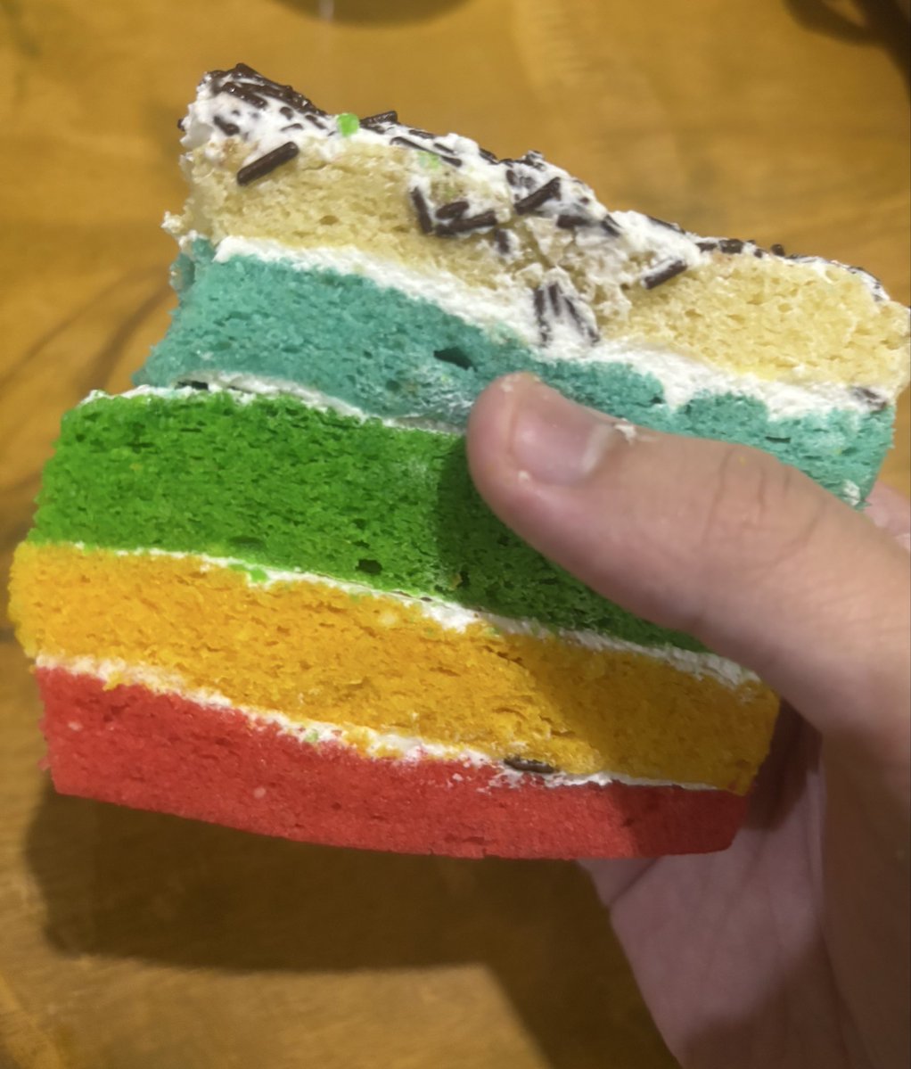 leegochujang's tweet photo. sakit perut dan terber*k-ber*k makan kue pelangi legend dari kampungnya mmh awokwowk https://t.co/CUa2jArsf8