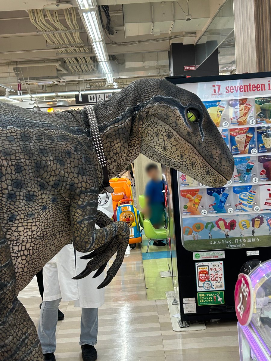 matutake55555's tweet photo. 今日イオン行ったら恐竜に出会った！！
イオンすごい！！(´∀｀*)ｳﾌﾌ https://t.co/cStb8dXy6C