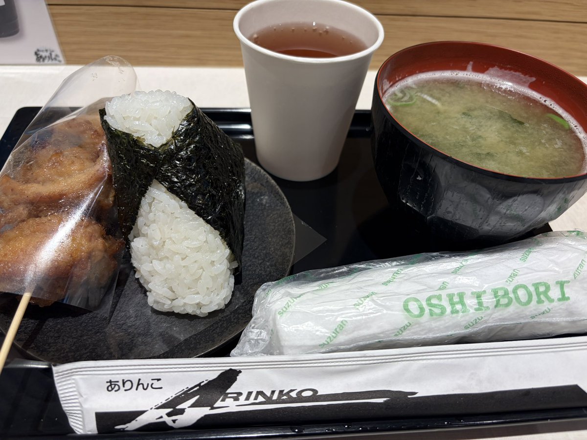 Yu_u_ri_1007's tweet photo. 【オフる会】④

ディズニーストアで一目惚れして購入��
可愛いお顔をたまちゃんに選んでもらった🧸
ありがと!!
2日間一緒にいたけど
たまちゃんいい匂いでした⟡.·*.☆

ちょい飲みセットはレモンサワーと
10種から選べるおつまみ3種
選んだの全部美味しかったぁ♡

帰る直前にはありんこでおにぎり🍙 https://t.co/Ruwxh2n3Lv