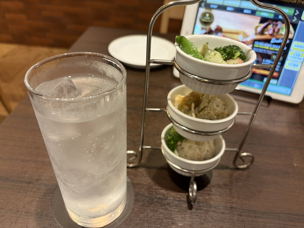 Yu_u_ri_1007's tweet photo. 【オフる会】④

ディズニーストアで一目惚れして購入��
可愛いお顔をたまちゃんに選んでもらった🧸
ありがと!!
2日間一緒にいたけど
たまちゃんいい匂いでした⟡.·*.☆

ちょい飲みセットはレモンサワーと
10種から選べるおつまみ3種
選んだの全部美味しかったぁ♡

帰る直前にはありんこでおにぎり🍙 https://t.co/Ruwxh2n3Lv