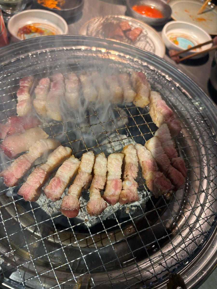 afu05263306's tweet photo. Craving street food vibes  Just had the most perfect spicy lamb kebab from the corner stall—fluffy flatbread, grilled meat drizzled with chili sauce, so satisfying! #StreetFoodLover， https://t.co/2jqqnQCliv