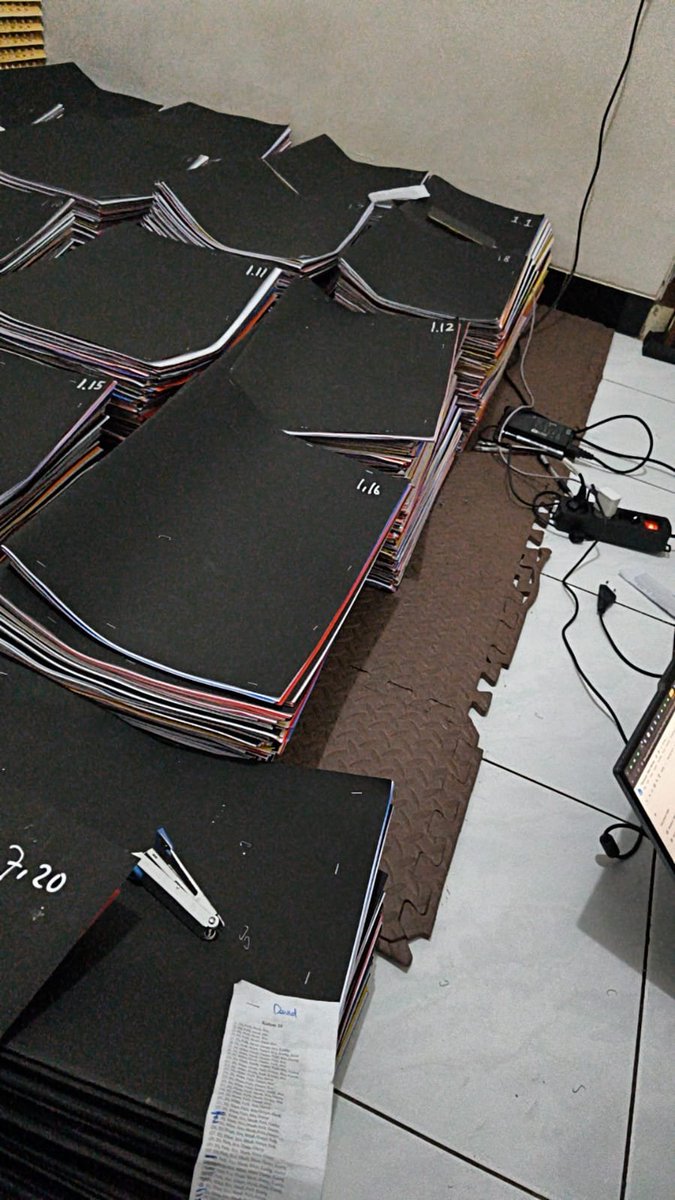 aeln24's tweet photo. behind the scene mozaik odm, agak gila sih ini. 2 hari steples 3.600 bundle kertas, setiap bundle isinya ada yang 3-5 warna. Dilanjut QC berhari hari, gladi di gor, QC lagi, reparasi kertas, distribusi kertas ke stadion dan lain lain. Perjalanan yang panjang- https://t.co/tblO1xbbKs