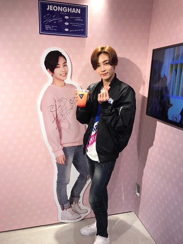 CUPOFYH's tweet photo. me sa mga seventeen standees: https://t.co/0KdYXcRXDT