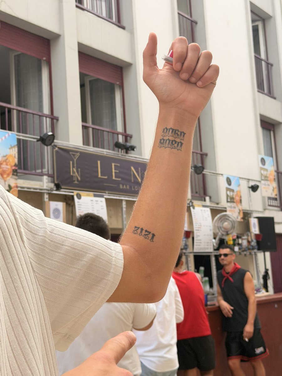 sianagoat's tweet photo. tu crois que t’es un tatouage 1212 mais t’es une bite https://t.co/INE5CZbgY3