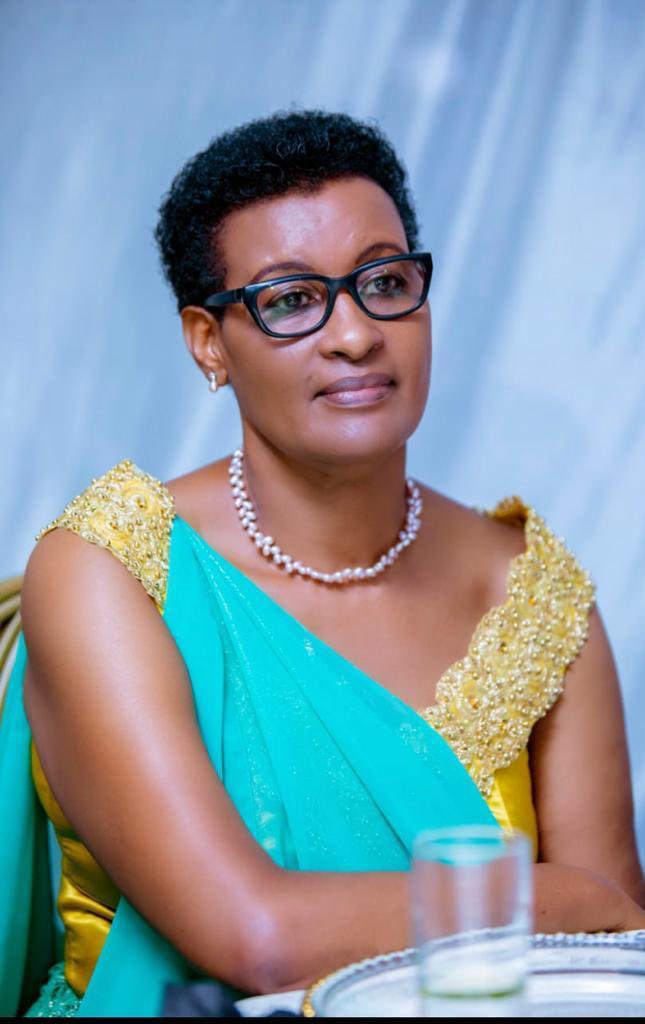 MRutagarama1's tweet photo. Birashoboka ko igitekerezo  cy’uyu mubyeyi @MukabalisaD (amafr agura Indabo zo gushyira ku #Imva) yajya akusanywa akagoboka abarwayi b’abakene? n’iyo bitaba aba cancer b’i @ButaroHospital  no mu bindi bitaro baba bahari arikobigakorwa k’ubyemera.ubyumva ute wowe?RIP😭😭 https://t.co/Dzz2duJeO5