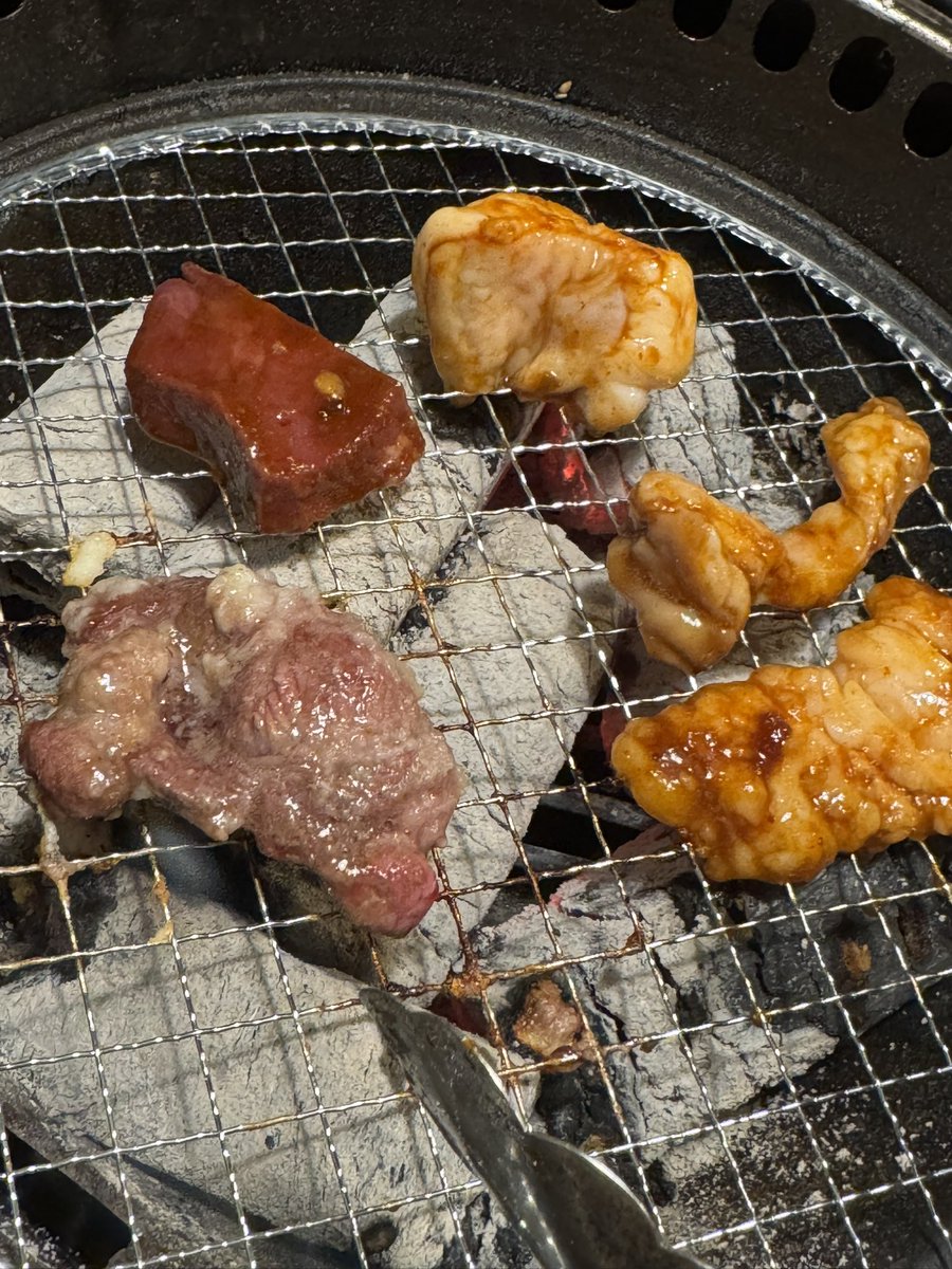 horumonstadium's tweet photo. 秋葉原・上野で遊ぶ予定の人へ。

そのまま帰るの、
ちょっと待って。

せっかくここまで来たなら

最後は鶯谷で
ホルモン食べて帰ってください。

上野から1駅。

今日の思い出、
「楽しかった」で終わらせるより

「最後に食べたホルモンが
めちゃくちゃ美味かった」

まで持っていこう。 https://t.co/eEOBslenSI