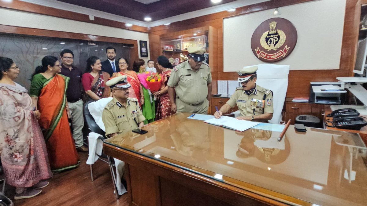 Anchor_Mukesh's tweet photo. #ବିନୟତୋଷ_ମିଶ୍ର_ଅନ୍ତରୀଣ_DGP
🚨 ଅନ୍ତରୀଣ ଡିଜିପି ଭାବେ ଦାୟିତ୍ବ ନେଲେ ବିନୟତୋଷ ମିଶ୍ର
🚨କଟକ ସ୍ଥିତ ପୋଲିସ ମୁଖ୍ୟାଳୟରେ ଦାୟିତ୍ବ ଗ୍ରହଣ କଲେ
🚨ଦାୟିତ୍ୱ ହସ୍ତାନ୍ତର କଲେ ବିଦାୟୀ ଡିଜିପି ୱାଇବି ଖୁରାନିଆ
#OdishaPolice #DGP #VinayatoshMishra #InterimDGP #Cuttack #Odisha #NewDGP https://t.co/utYfclFHRL