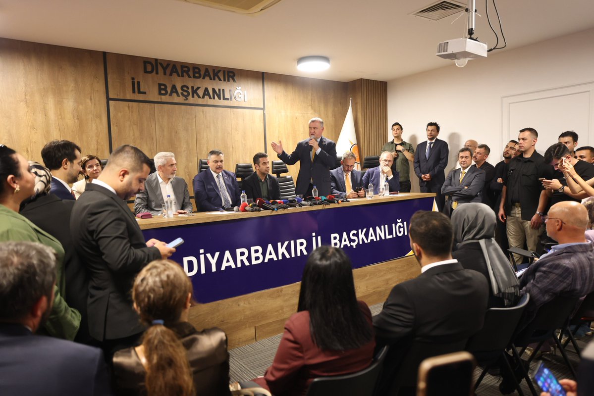 GalipEnsarioglu's tweet photo. İçişleri Bakanımız Sayın Mustafa Çiftçi, Gençlik ve Spor Bakanımız Sayın Osman Aşkın Bak, Milletvekillerimiz Sayın M. Muharrem Kasapoğlu, Sayın M. Sait Yaz ve Sayın Suna Kepolu Ataman ile birlikte AK Parti Diyarbakır İl Başkanlığımızda yol ve dava arkadaşlarımızla bir araya geldik. 

Ev sahipliklerinden ötürü İl Başkanımız Sn. Hamit Sümer nezdinde tüm teşkilat mensuplarımıza teşekkür ediyor, için çalışmalarında kolaylıklar diliyorum.