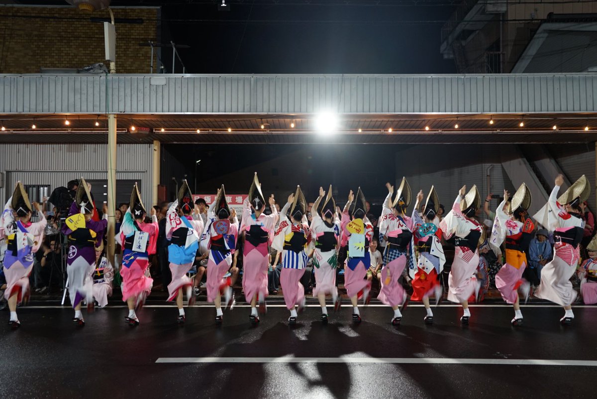 coo7e's tweet photo. 徳島市の阿波踊りが終ってさみしいということでおかわりしてきた。
鴨島の阿波踊り。
はじめて行ったけどすごくいい夜だった。 https://t.co/vfvfCddKAR