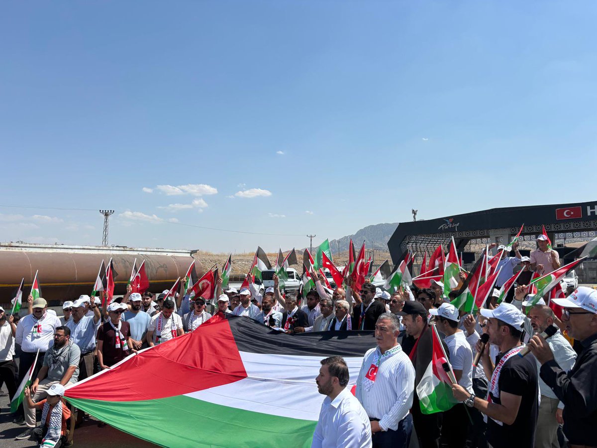 AbdullahCati's tweet photo. Zulme karşı sessiz kalmayıp "Gazze yalnız değildir" diyerek meydanlara ve yollara dökülen tüm vicdan sahiplerine selam olsun. 

Bu onurlu mücadeledeki dik duruşunuzu tebrik ediyor; her bir kilometrenin, dualarımızın ve emeklerinizin Gazze’ye birer fetih olarak dönmesini diliyorum.

@DavutDaskiran 
@furkanclskn7 
@yyasaryyavuz