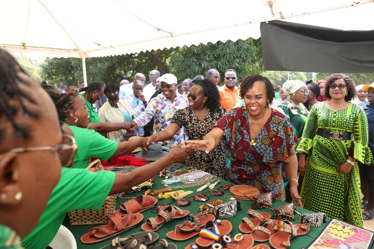 WEF_kenya's tweet photo. 1️⃣ Empowerment in action! 💚 KES 41.2M was disbursed to 200 women groups in Kilifi North, benefiting 1,835 women entrepreneurs. 🌱👏🏾
#WEF #KilifiChapter https://t.co/USezZjU9PR
