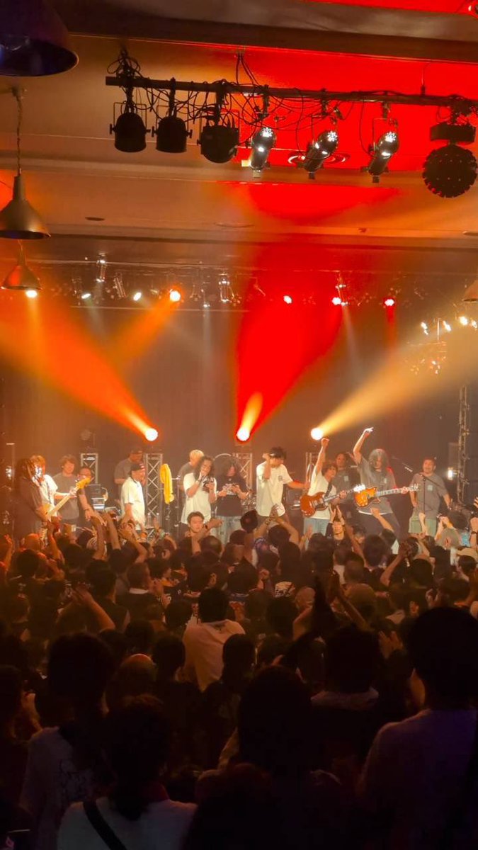 masayuki_web's tweet photo. G-FREAK FACTORY×四星球のカップリングツアー「ザ・ローカルズ」、3年目のツアーファイナルは新居浜Jeandore。完売してないって聞いてたけどパンパンのフロアは熱気ムンムンのお祭りで最高でした！
新居浜代表暴レ猿もありがとうございました！また来年もこのツアー回れるようにがんばる！
#ローカルズ https://t.co/lXDIofJWZc