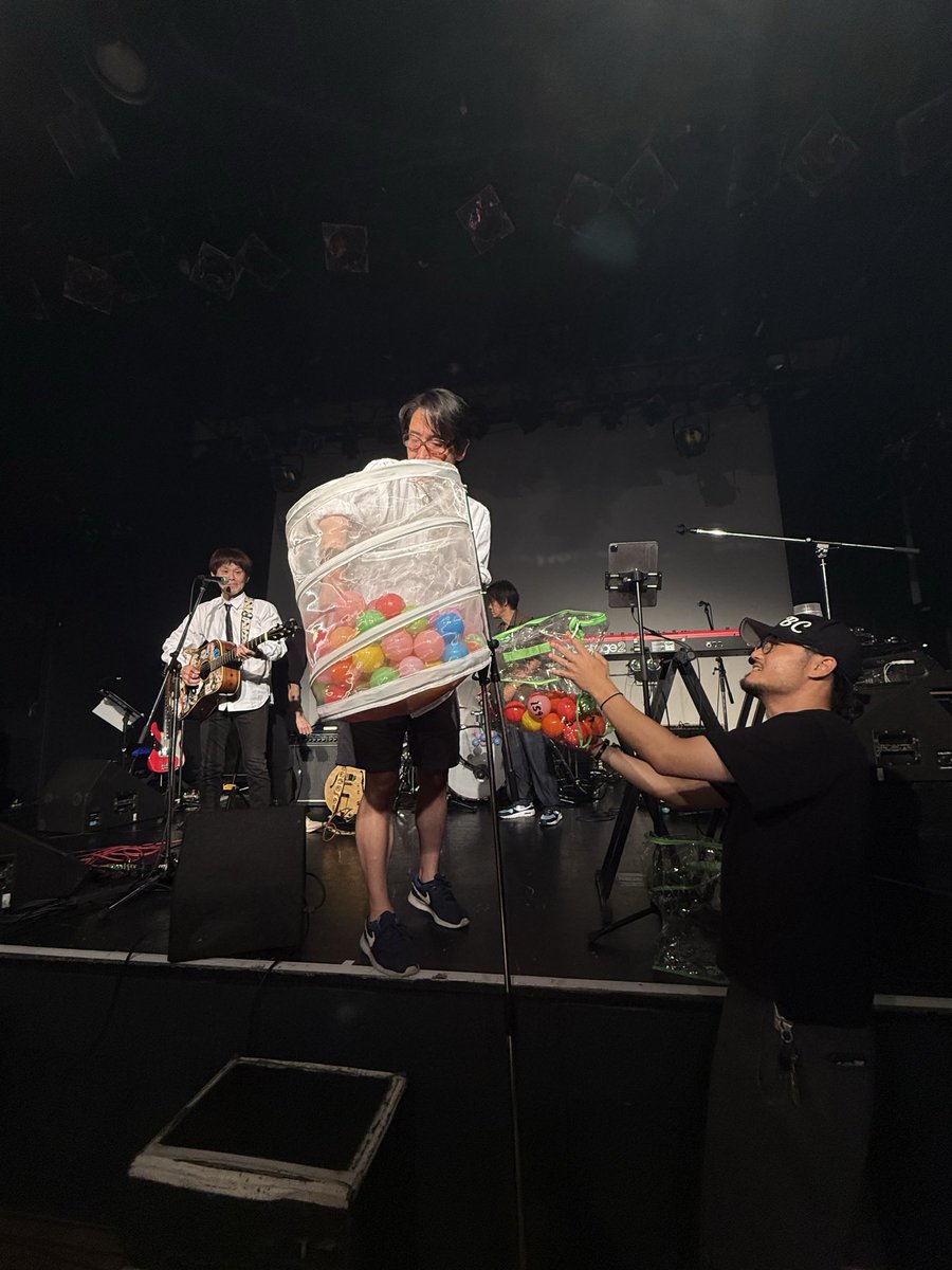 ayaka0107's tweet photo. 代官山UNIT 30周年中のホフディラン小宮山雄飛さんのお誕生日を祝したライブ！
ホフの名曲はもちろん、「ユウヒーズ」「BANK $」の曲も聴けてとても胸熱でありがたいライブでした！！15歳の頃の私に言いたい「あんた、43歳になってもホフはライブしてるし、なんならライブ中に玉入れできるで」 https://t.co/Rj8ifLa8NF