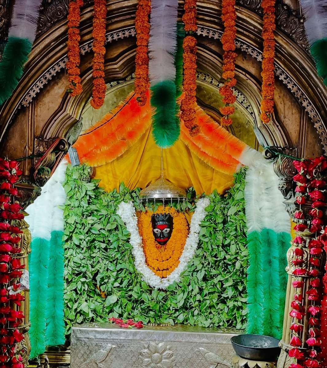 TraditionalVar1's tweet photo. 15 अगस्त की सुबह विश्वनाथ धाम में मंगला आरती के बाद बाबा विश्वनाथ का तिरंगा स्वरूप में विशेष श्रृंगार किया गया। आरती पूजन के उपरान्त भक्तों ने हर-हर महादेव और वंदे मातरम् का उद्घोष कर के देश की एकता,प्रेम और शांति की प्रार्थना की।
भक्ति के साथ राष्ट्रप्रेम का संदेश बाबा धाम से https://t.co/vu3fvssN4w