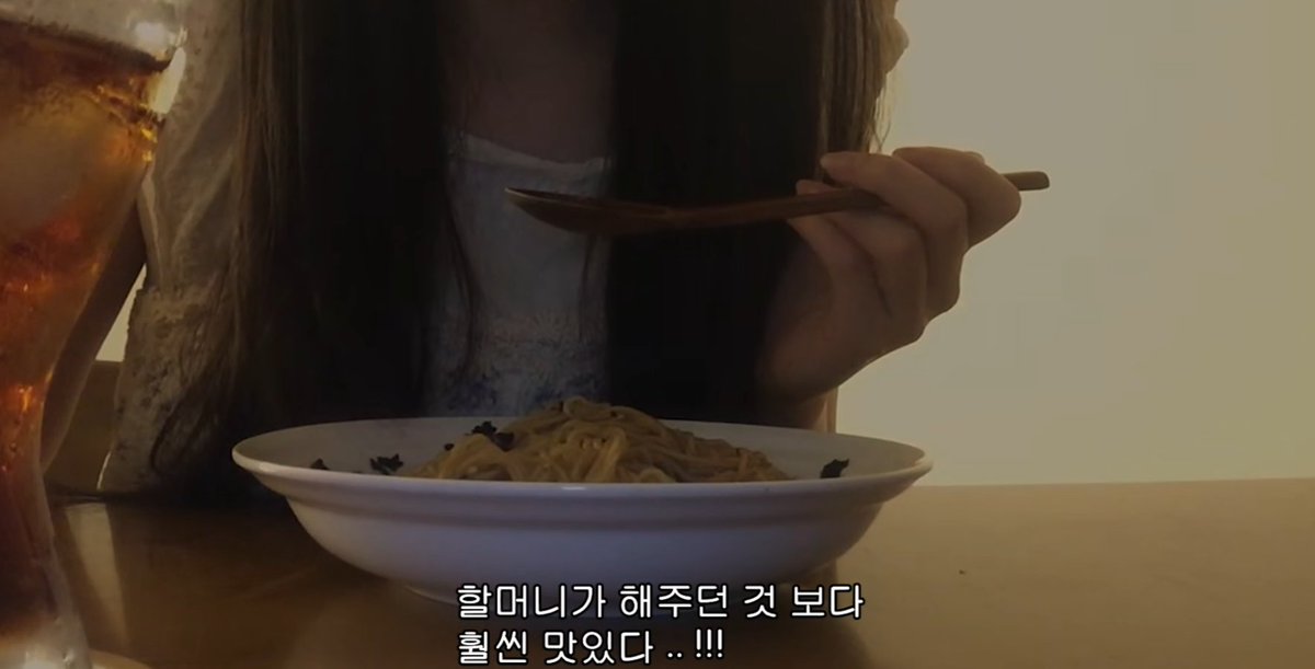 mad_dogdebt's tweet photo. 요즘 이런 브이로그 보면 진짜 브이로그로 유튜브 하는 건 진입장벽이 높다는 생각이 듦.

개인적으로 최소한 아래 4개 중 하나는 있어야 하는 것 같음.

1.미감이 뛰어나거나
2.외모가 뛰어나거나
3.반대로 외모가 압도적으로 못생겼거나(이것도 생각보다 수요가 있음)
4.직업이나 삶 자체가 특이하거나

그냥 평범한 일상을 찍어서 올리는 것만으로는 살아남기 진짜 어려운 영역 같음.

근데 아래 유튜브 보면 또 느끼는 게, 평범한 일상을 영화처럼 만들어버리는 능력 자체가 재능임.

약간 남의 평온한 일상을 빌려서 쉬는 ‘치유물’ 보는 느낌.

요즘 이런 잔잔한 브이로그들이 꽤 높은 조회수를 기록하는 것도 어쩌면 사람들이 그만큼 삶에 지쳐 있어서 그런 게 아닐까 싶기도 함.

특별한 삶을 보여주는 것도 콘텐츠지만, 평범한 삶을 특별하게 보여주는 것도 능력임.
(유튜브 출처:하네 (羽))