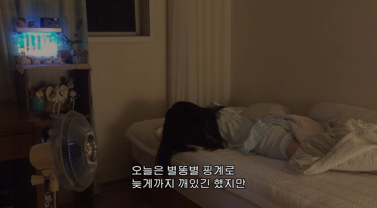 mad_dogdebt's tweet photo. 요즘 이런 브이로그 보면 진짜 브이로그로 유튜브 하는 건 진입장벽이 높다는 생각이 듦.

개인적으로 최소한 아래 4개 중 하나는 있어야 하는 것 같음.

1.미감이 뛰어나거나
2.외모가 뛰어나거나
3.반대로 외모가 압도적으로 못생겼거나(이것도 생각보다 수요가 있음)
4.직업이나 삶 자체가 특이하거나

그냥 평범한 일상을 찍어서 올리는 것만으로는 살아남기 진짜 어려운 영역 같음.

근데 아래 유튜브 보면 또 느끼는 게, 평범한 일상을 영화처럼 만들어버리는 능력 자체가 재능임.

약간 남의 평온한 일상을 빌려서 쉬는 ‘치유물’ 보는 느낌.

요즘 이런 잔잔한 브이로그들이 꽤 높은 조회수를 기록하는 것도 어쩌면 사람들이 그만큼 삶에 지쳐 있어서 그런 게 아닐까 싶기도 함.

특별한 삶을 보여주는 것도 콘텐츠지만, 평범한 삶을 특별하게 보여주는 것도 능력임.
(유튜브 출처:하네 (羽))