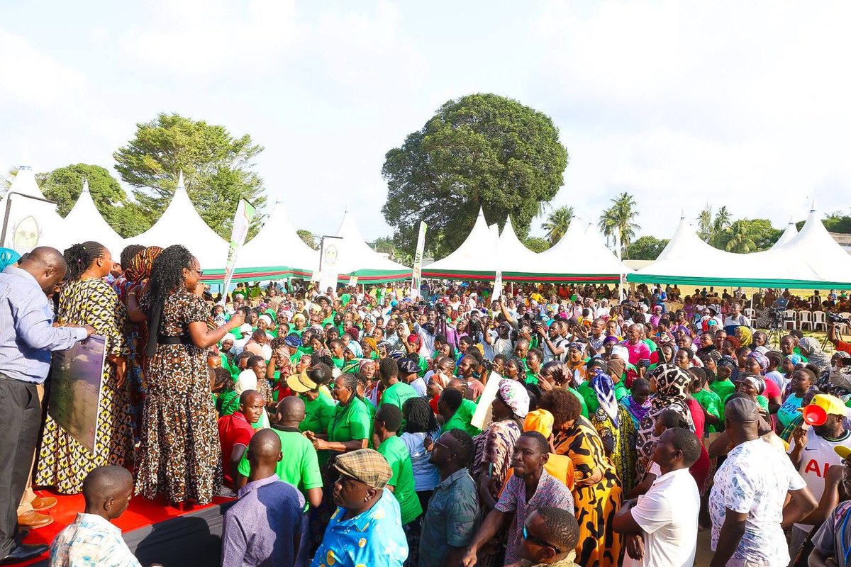 WEF_kenya's tweet photo. 5️⃣ Strong governance, stronger impact. WEF Board Members Yvonne Tonkei & Karisa Yaa engaged beneficiaries on credit discipline and the future of women’s empowerment. 🤝🏾
#WEF #KilifiChapter https://t.co/hYilIcX0VV
