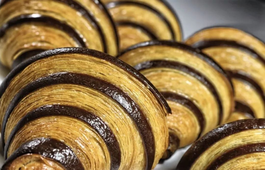 otti_alex's tweet photo. Just stole a warm, buttery croissant from the bakery basket 5 mins ago—crispy layers + oozing butter = perfect midday pick-me-up ， https://t.co/nP1758vzH0