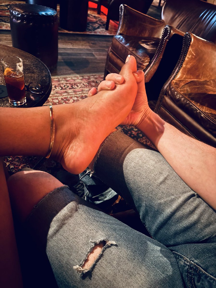 GarnetsSoles's tweet photo. @toptoesinhose 🫦 whiskey and toes https://t.co/glyAyGuyBV