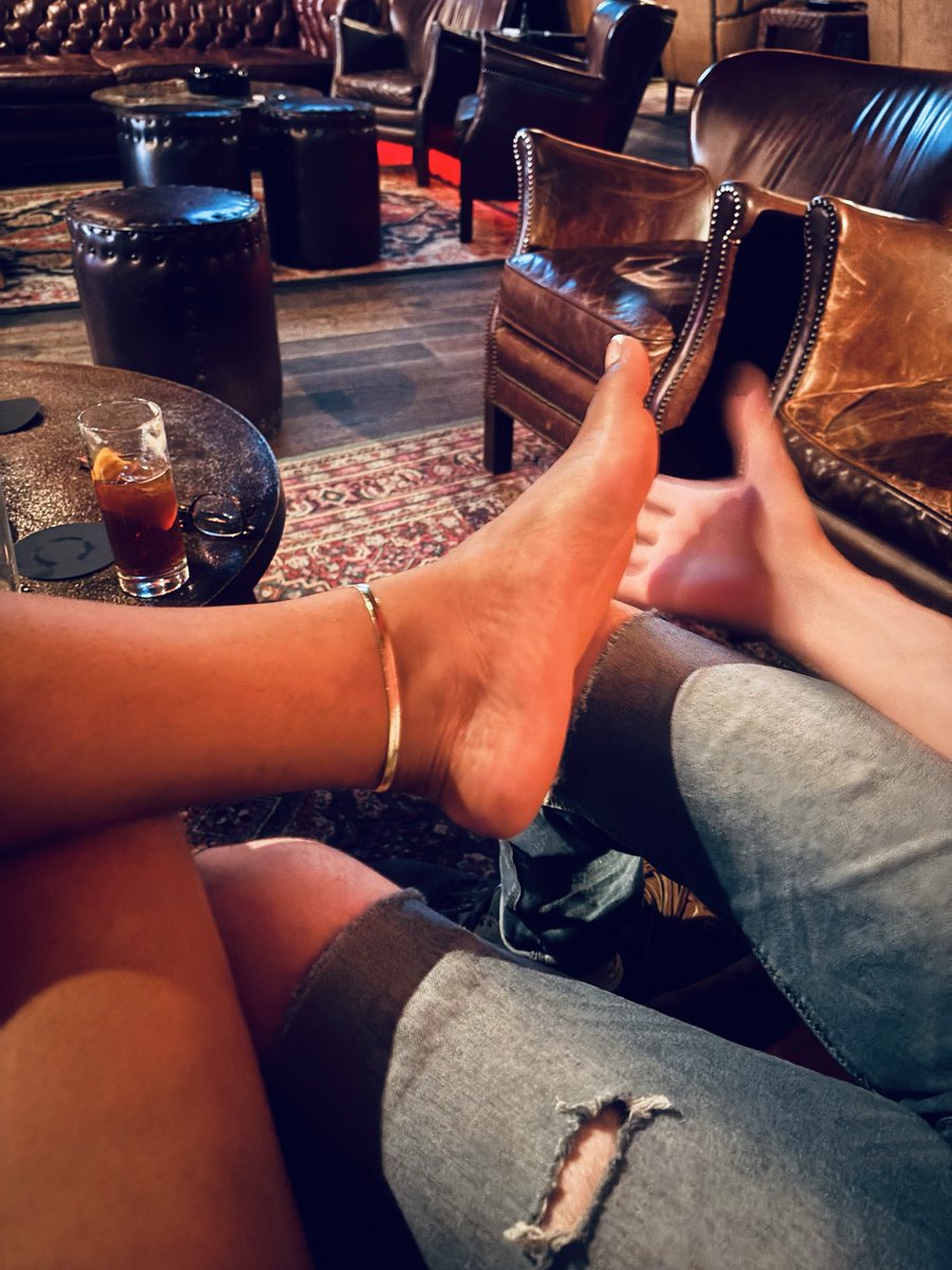 GarnetsSoles's tweet photo. @toptoesinhose 🫦 whiskey and toes https://t.co/glyAyGuyBV