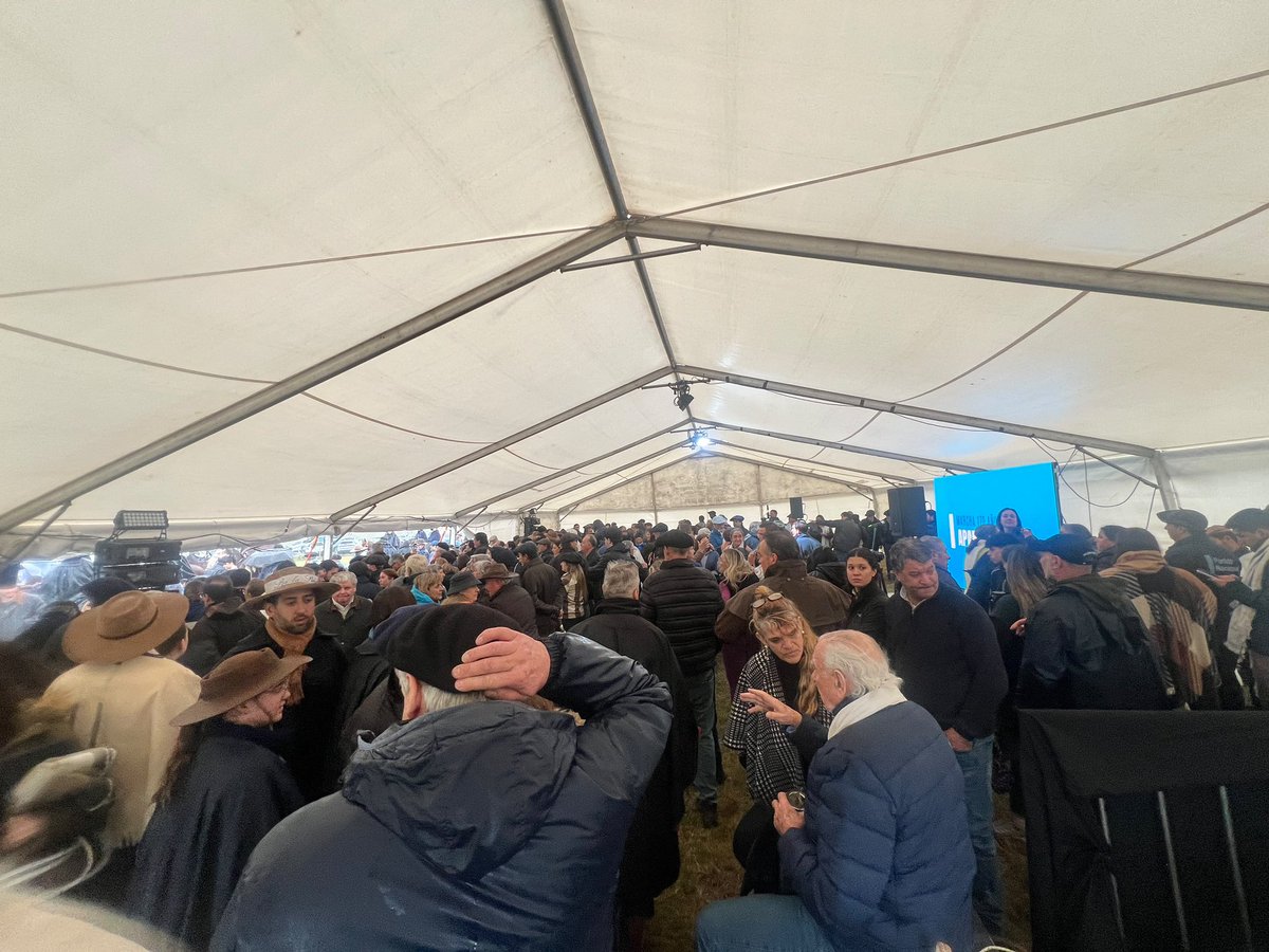 PNACIONAL's tweet photo. Llegan la marcha a caballo a la Estancia El Cordobés.

Comienza el homenaje al Gral. Aparicio Saravia, seguilo en vivo aquí 👇 

https://t.co/2Kva7t1BoV https://t.co/vYa4LZlbr5