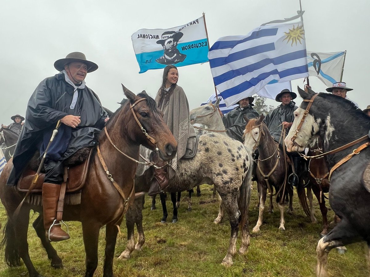 PNACIONAL's tweet photo. Llegan la marcha a caballo a la Estancia El Cordobés.

Comienza el homenaje al Gral. Aparicio Saravia, seguilo en vivo aquí 👇 

https://t.co/2Kva7t1BoV https://t.co/vYa4LZlbr5