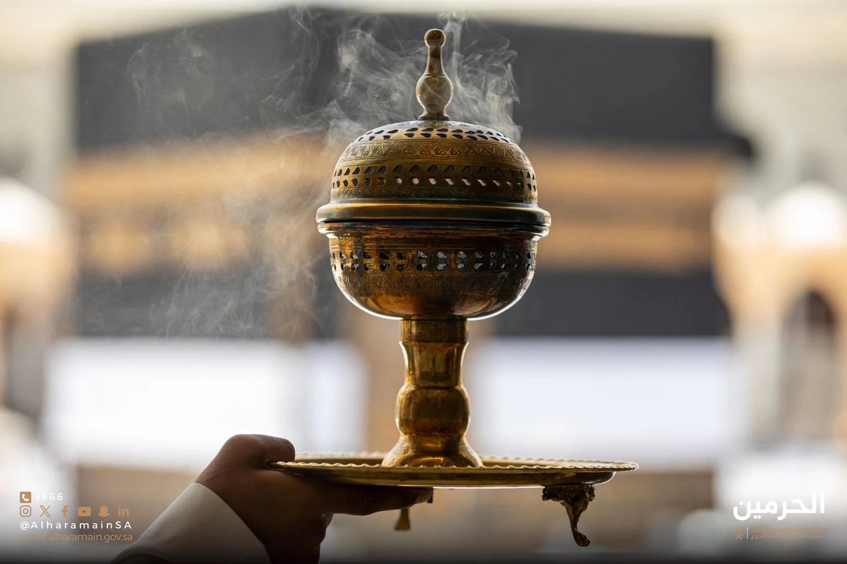 ALRrsheed's tweet photo. الخليفة الأموي معاوية بن أبي سفيان رضي الله عنه هو أول من سنّ تطييب الكعبة المشرفة في التاريخ، وخصص لها خدماً، يخبرنا الأزرقي في أخبار مكة: "كان معاوية أول من طيب الكعبة بالخلوق والمجمر وأجرى الزيت لقناديل المسجد من بيت المال.. أما أول من كساها بالديباج فكان يزيد بن معاوية". https://t.co/J84Le3dU4a