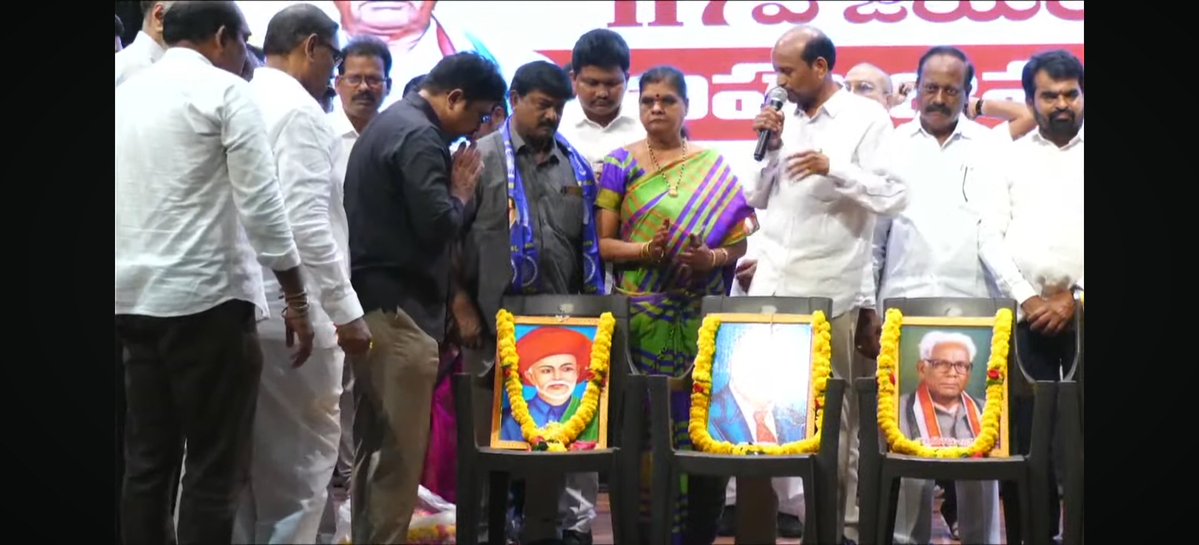 JPR_Sainyam's tweet photo. రాజమహేంద్రవరంలో సర్దార్ గౌతు లచ్చన్న 117వ జయంతి ‘బహుజన మాట–పాట’ కార్యక్రమంలో డా. జె. పూర్ణచంద్రరావు IPS (రిటైర్డ్) ముఖ్య అతిథిగా పాల్గొన్నారు.

“అసెంబ్లీ కొద్దిమంది వర్గాలది కాదు—సకల జనులది కావాలి. BC–SC–ST–ముస్లింల ఐక్యతతో ‘మీరెంతో–మీకంతే వాటా’ సాధించాలి” అని పిలుపునిచ్చారు. https://t.co/v4rUGbRYQG