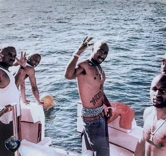 DullahTheking2's tweet photo. These rare moments captured 2Pac beyond the stage....not just as a rap icon, but as a person sharing memories with his inner circle before his final days. 🕊️

Mexico 🇲🇽

📷 1996. https://t.co/IaEphrzaCs