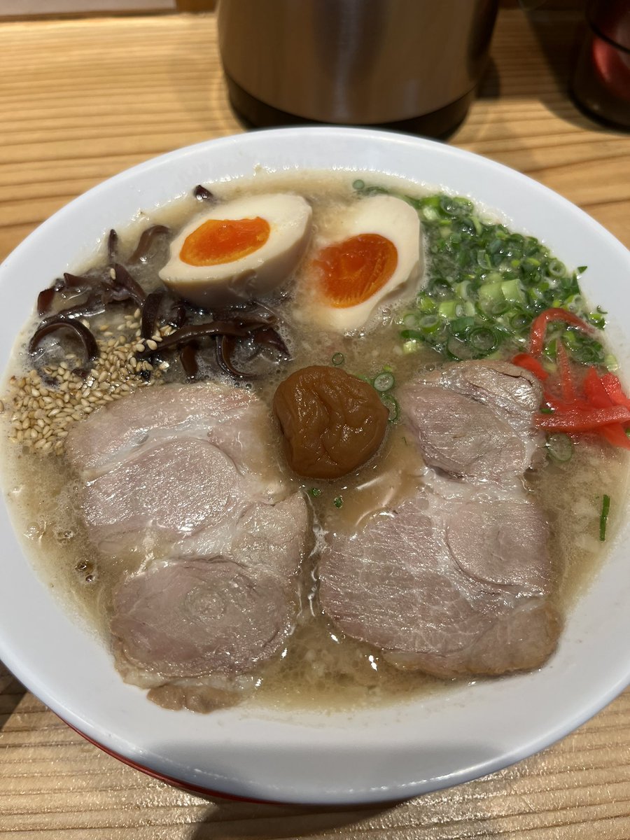 hero_base's tweet photo. スタジオ終了！しっかりと弾いたので右腕は特にパンパンだ。左はそこまできつくない。

センタープラザ拉麺の白ラーメン。
シンプルに美味しい豚骨。梅干しがトッピングされているが悪くない。 https://t.co/ko0H7qdt9s