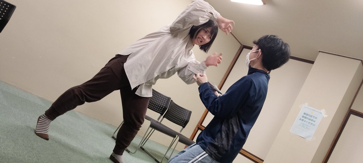 okapitumu's tweet photo. 当日スタッフさせていただくシタヤジルシの稽古にお邪魔しました！

躍動感！！
突然始まるショータイム！？？？
笑いの絶えない現場でケラケラ笑っていた私。

#シタヤジルシ https://t.co/CeJpfjsZv7