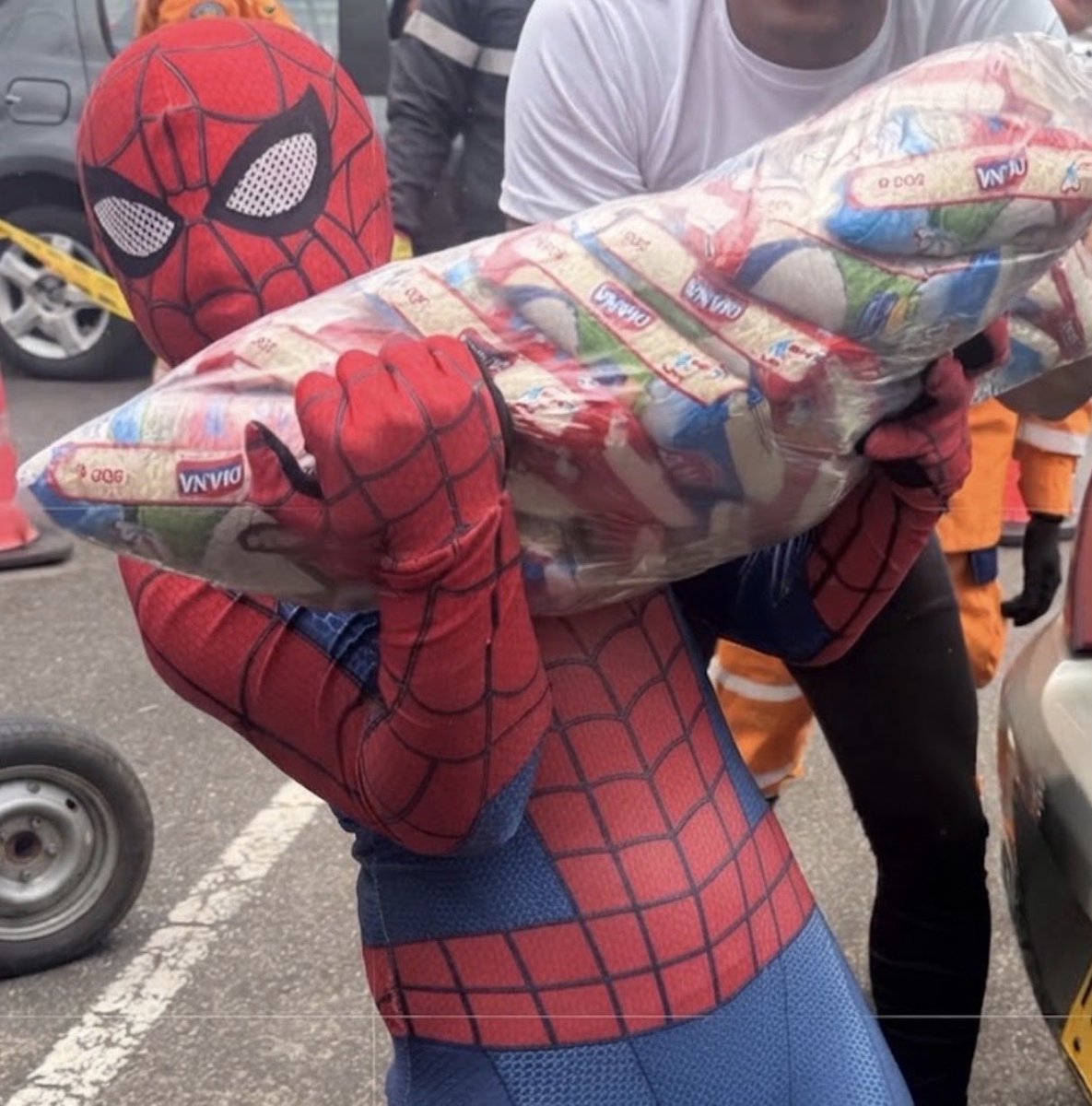 RoloAlzate's tweet photo. Hasta @SpiderMan vino a ayudar. 
Bogotá siendo Bogotá.
💛♥️ https://t.co/93UaBLwVnQ