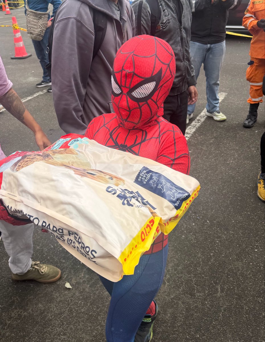 RoloAlzate's tweet photo. Hasta @SpiderMan vino a ayudar. 
Bogotá siendo Bogotá.
💛♥️ https://t.co/93UaBLwVnQ
