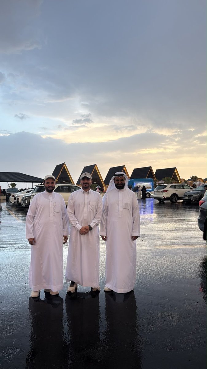 myh_z's tweet photo. في ليلة من ليالي الصيف الماطرة تشرفنا بزيارة الجار العزيز الأستاذ / توفيق بن جمعان مجحود الغامدي لإكليل الجبل، وجهك وجه خير حبيبنا توفيق 😍🌧️🌧️🌧️ 
@JamaanMajhoud https://t.co/9sCZYt7WMm