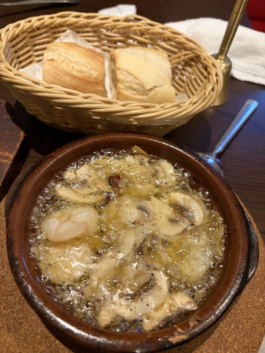 jyandy0330's tweet photo. かなり前にスペイン料理食べた。
美味しかった。
マテ貝はじめて食べた。
美味しかった。
パエリア食べた。
美味しかった。
お腹いっぱいになりました。 https://t.co/biaUPhJ4gM