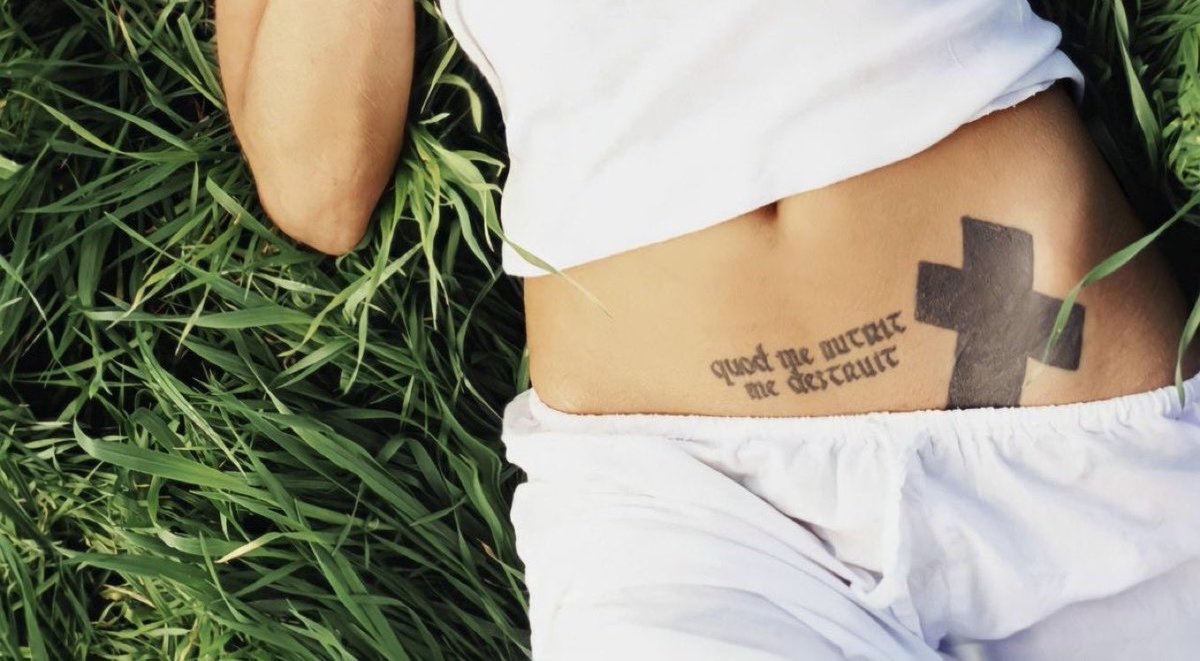 welcome_jpeg's tweet photo. angelina jolie’s latin tattoo “quod me nutrit me destruit” “what nourishes me destroys me” https://t.co/8xw7tRPmRm