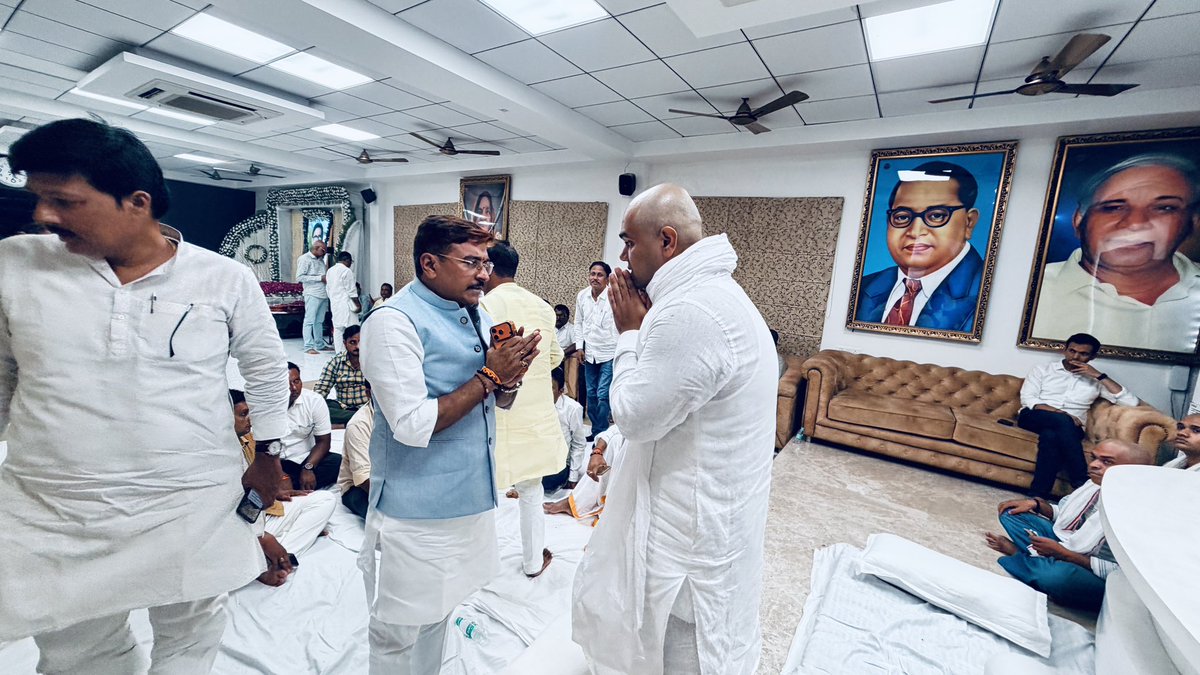 SantoshRanjan_'s tweet photo. आज खनवर (बलिया) पहुँचकर रसड़ा के लोकप्रिय विधायक स्वर्गीय उमाशंकर सिंह जी को श्रद्धांजलि अर्पित की।उनके निधन से मन अत्यंत व्यथित है।एक जनप्रतिनिधि के रूप में जनसेवा के प्रति उनका समर्पण सदैव स्मरण किया जाएगा।
इस कठिन घड़ी में शोकाकुल परिजनों से मिलकर अपनी संवेदनाएँ व्यक्त कीं। 
महादेव दिवंगत पुण्यात्मा को अपने श्री चरणों मे स्थान दें।
ॐ शांति। 🙏