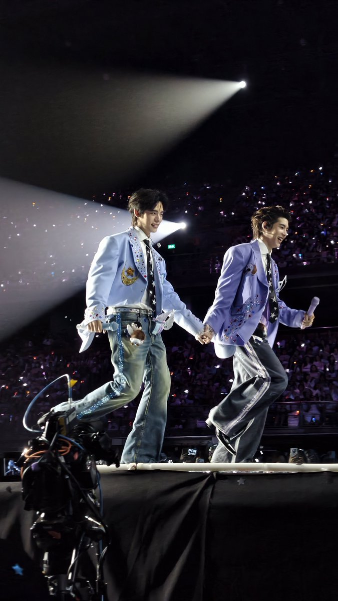 cutieisyou_1st's tweet photo. เดินทางไปด้วยกันนานๆนะ ขอบคุณตี๋ตี๋ป๋อที่เป็นด้วงฉินที่ดีที่สุด 

 DUANG GO ROUND DAY2
#DuangConcertDay2
#DuangGoRoundConcert https://t.co/4s4IC0tqYV
