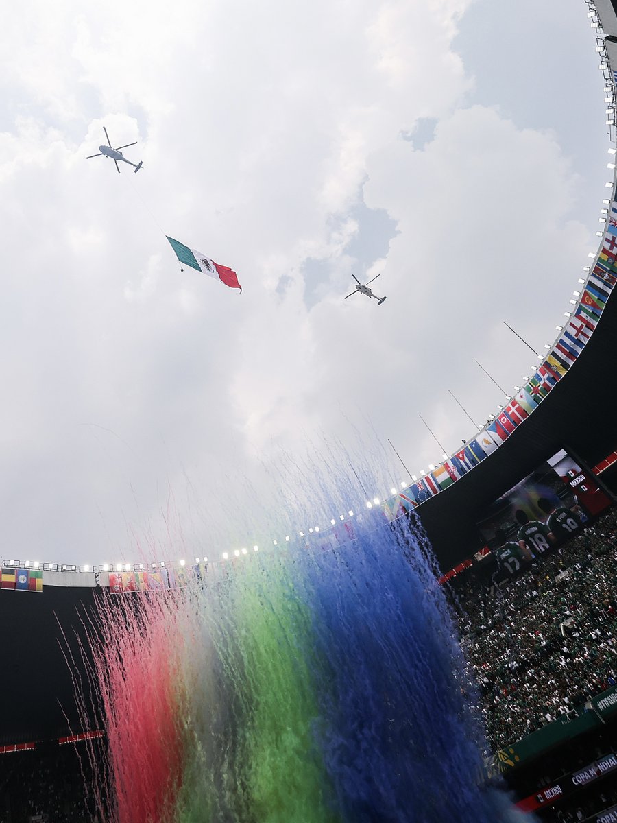 fifaworldcup_es's tweet photo. Flameando en el cielo. ✨

#CopaMundialFIFA https://t.co/pQ1BAPTqZl