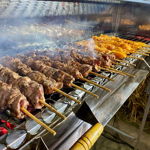 AcervoCharts's tweet photo. Cachorro vê clientes pagando pela carne e tenta fazer o mesmo, usando uma folha como dinheiro. https://t.co/aJYWDmbUs0