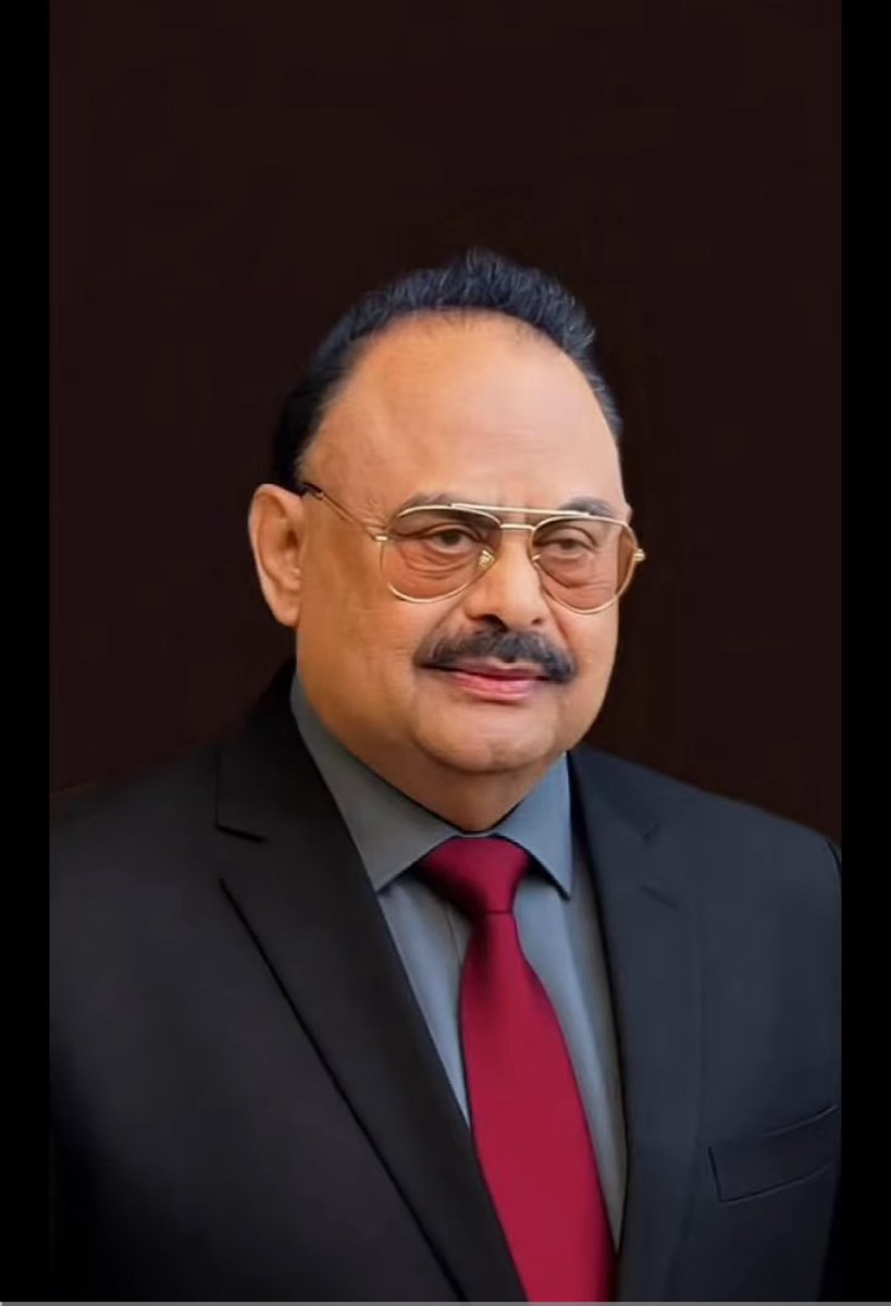 AltafHussain_90's tweet photo. نظام تبدیل کئے بغیرملک بہتر نہیں ہوسکتا۔ الطاف حسین 

پاکستان کوبنے ہوئے79 سال ہوچکے ہیں، ہمیں اس بات پر سنجیدگی سے غورکرنا چاہیےکہ ان 79 سالوں میں پاکستان اپنے پیروں پرکیوں کھڑانہیں ہوسکا۔ پاکستان کے وزیراعظم،فیلڈمارشل،وزیرخارجہ، وزیر خزانہ اوردیگروزراء مالی امداداور قرضوں کےلئے اکثر خلیجی ممالک سمیت دنیا کے مختلف ممالک کےدورے کرتے ہیں،آئی ایم ایف، ورلڈبینک اوردیگر مالیاتی اداروں کے پاس جاتے ہیں، خبریں آتی ہیں کہ پاکستان کاقومی خزانہ خالی ہے،اگرامداد یاقرضہ نہ ملاتوملک ڈیفالٹ کرجائےگا۔پاکستان اور انڈیاایک ساتھ ہی آزادہوئے لیکن اگرہم پاکستان اورانڈیا کا موازنہ کریں توہم دیکھتےہیں کہ معیشت، ٹیکنالوجی، سوفٹ ��یئر انجینئرنگ،میڈیکل اوراقتصادی لحاظ سے انڈیاآگے نظرآتاہے،ہمیں سوچناچاہیے کہ ایساکیوں ہے؟ہمارے صدر،وزیراعظم یاوزراء جن ممالک کےدورے کرتے ہیں، وہاں کےحکمرانوں کاان کےساتھ کیارویہ ہوتاہے اورانڈین رہنماؤں کے ساتھ رویہ کیاہوتاہے۔ اوورسیزمیں رہنے والے پاکستانی خوداپنے مشاہدوں کے ذریعے بتاتےہیں کہ خلیجی ممالک ہوں، امریکہ، کینیڈااوردیگریورپی ممالک میں تمام بڑی کمپنیوں میں زیادہ ترانڈین نظرآتے ہیں جبکہ خلیجی ممالک اوردیگرممالک میں زیادہ ترپاکستانی ٹیکسیاں چلاتے ہیں۔آخر ایساکیوں ہے؟ہم ایجوکیشن، ٹیکنالوجی اورصنعتی ومعاشی میدان میں پیچھےکیوں رہ گئے؟اگرہم اپنے مرض کی تشخیص نہیں کریں گے تواس کاعلاج کیسےکریں گے؟اگرہم دشمن دشمن کاکھیل کھیلنے کے بجائے پڑوسیوں سے بہترتعلقات قائم کرتے اور تعلیم،صنعت، معیشت اورٹیکنالوجی پر توجہ دیتے جس کاعوام کافائدہ ہوتا تو کیابہترنہ ہوتا؟ہمیں ان وجوہات اوراسباب کوتلاش کرناہوگا،آخر پاکستان کب تک امریکہ،آئی ایم ایف اورورلڈ بینک کی ��مداد اورقرضوں پر چلتا رہےگا؟
انڈیانے آزادی کے فوری بعداپنے ہاں جاگیردارانہ، زمیندارانہ اورنوابی نظام ختم کردیا، سب کی جاگیریں چھین کر سرکارکی تحویل میں لےلیں جبکہ پاکستان میں آج تک فرسودہ جاگیردارانہ نظام رائج ہے، وڈیروں، جاگیرداروں اور سرداروں کے چند خاندانوں کے پاس ہزاروں لاکھوں ایکڑزمینیں ہیں جو نسل درنسل ملک پر حکمرانی کررہے ہیں۔ 
انڈیامیں آج تک مارشل لانہیں لگا جبکہ پاکستان میں آدھاعرصہ مارشل لاء نافذ رہا۔قیام پاکستان کے فوری بعد بانی پاکستان قائداعظم محمدعلی جناح کو قتل کردیاگیا، پہلے وزیراعظم لیاقت علی خان کوقتل کردیاگیا، قائداعظم کی ہمشیرہ محترمہ فاطمہ جناح کوقتل کردیا گیا۔ 1947ء سے 1958ء تک 9 وزرائے اعظم تبدیل ہوئے،ہمیں یہ سوچنا ہوگا کہ پاکستان کے ساتھ یہ مذاق کیوں ہوتارہا؟پاکستان میں کبھی جمہوری وسیاسی استحکام کیوں نہیں آیا؟ ملک میں چارمارشل لاء کیوں نافذ ہوئے؟ 
ہم کہتے ہیں کہ ہمارے دشمن انڈیانے 1971ء میں پاکستان کوتوڑدیا، کیاہمارا ملک پلاسٹک کاتھاکہ دشمن کی کسی دھمکی یاکسی عمل سے ٹوٹ گیا؟ اگرہم اپنی غ��طیوں کوتسلیم نہیں کریں گے تو بہتری کس طرح ہوسکتی ہے؟ اگرہم نے مشرقی پاکستان سے سبق حاصل کیا ہوتا توآج بلوچستان کی یہ صورتحال نہ ہوتی، خیبر پختونخوا میں یہ حالات نہ ہوتے اورآزادکشمیر کے عوام فوج کے مخالف نہ بنتے۔ ہم کشمیرکی صورتحال کاالزام بھی انڈیاپرلگاتے ہیں، سوال یہ ہے کہ انڈین کشمیرایک متنازعہ علاقہ تھالیکن جب انڈیانے 2019ء میں اپنے آئین کے آرٹیکل 370کوختم کرکے انڈین کشمیر کو اپنے ساتھ ملایاتو ہم نے فوجی طاقت کے ذریعے اسے انڈیاکے قبضہ سے آزاد کیوں نہیں کرالیا؟ اگرہم صرف دشمن کو گالیاں دیتے رہیں گے اورحقائق تسلیم نہیں کریں گے تواس سے کچھ حاصل نہیں ہوگا۔
پاکست��ن میں ٹیلنٹ کی کمی نہیں ہے تو پھر ہم زندگی کے ہرشعبے میں انڈیاسے پیچھے کیوں رہ گئے؟ پاکستان میں امن وسلامتی کی صورتحال بہترکیوں نہیں ہے؟ ملک بھرمیں بچیوں کی زندگی اور عزت محفوظ کیوں نہیں ہے؟ پورے ملک کا کوئی کونا ایسا نہیں ہےجہاں بچیوں کو سفاکانہ سلوک کا نشانہ نہیں بنایاجاتا ہو، ملک میں خواتین کو حقوق سےمحروم رکھاگیا ہے،نجانےیہ کیوں سمجھ لیاگیا ہےکہ خواتین صرف روٹی پکانے،بچے پیدا، بچوں کو پرورش کرنےکیلئے ہے اور خواتین پیر کی جوتی ہے۔ہمیں اس قسم کے فرسودہ تصورات سے نکلنا ہوگا تبھی ہم ایک اچھے معاشرے کے قیام کیلئے بہتر سے بہتر کوشش کرسکتے ہیں۔
ملک کے دیگر شہروں کے مقابلے میں کراچی میں امن عامہ کی صورتحال بہت خراب ہے،شہریوں کی جان ومال اور عزت وآبروعدم تحفظ کا شکار ہے، تہذیب یافتہ جمہوری ممالک میں ”مقامی پولیس“ کا اصول ہے یعنی کسی تھانے کی حدود میں جو علاقہ آتا ہے وہاں کےلوگوں کو پولیس میں بھرتی کیاجائے کیونکہ وہ اپنے علاقے کی گلیوں اور لوگوں کےمزاج سے واقف ہوتے ہیں اور انہیں بخوبی علم ہوتا ہے کہ کون کون سے علاقوں میں ام�� وامان کے مسائل ہیں۔یہ قابل غورسوال ہے کہ پاکستان میں امن وامان کی صورتحال کیوں بہتر نہیں ہوسکی؟ 1/2