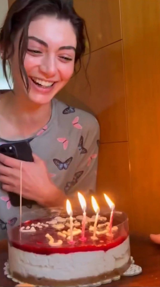 daaffodillss's tweet photo. ayy, kadrosu özge'nin doğum gününü kutladı 🥹
 bu ekibi gerçekten çok seviyorum 🤍

#ÖzgeTörer #EveGidenYol https://t.co/rx7Oplj3Uy