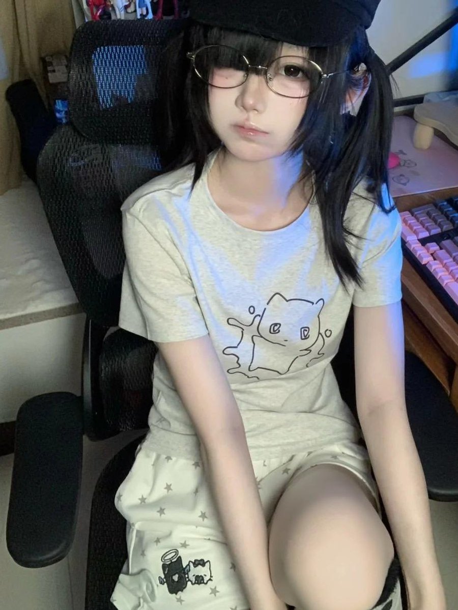 hwq1n's tweet photo. 像我這種宅宅會有人喜歡嗎
現實沒有朋友你們
願意當我朋友嗎 https://t.co/81jkQvrVNp