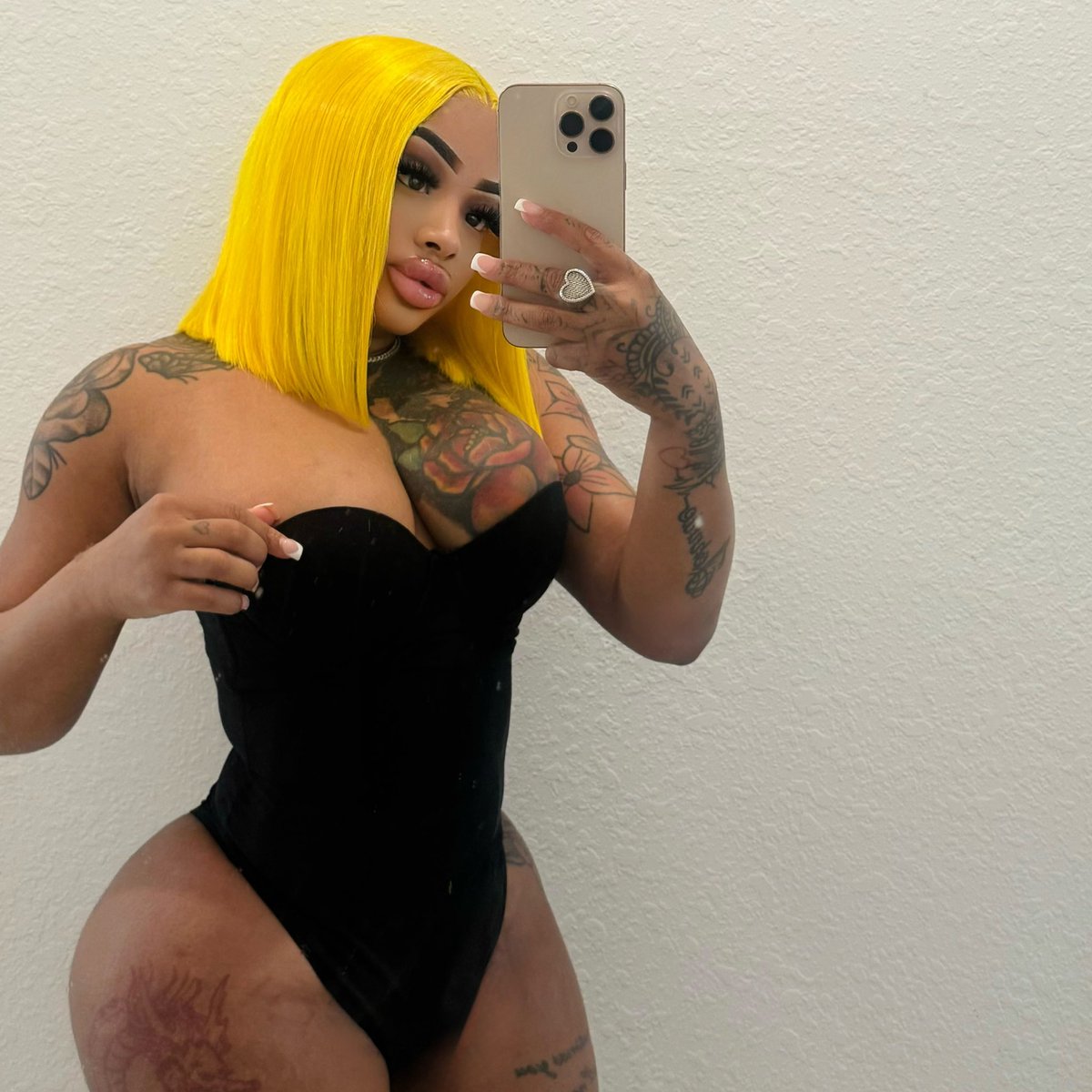 denyeuify's tweet photo. ⭐️ 𝐕𝐄𝐍𝐈𝐒𝐇𝐀 𝐊𝐈𝐍𝐆.

high class dollar doll. ‘𝐋𝐔𝐗𝐄 𝐁𝐑𝐀𝐓.’
22.| $$$ content creator + dancer 💎.
۶ৎ strictly RP, plots &amp; storylines. 

#mdni #nsfw #nsfwtwt #taboo #rp https://t.co/JfS04fCLxw