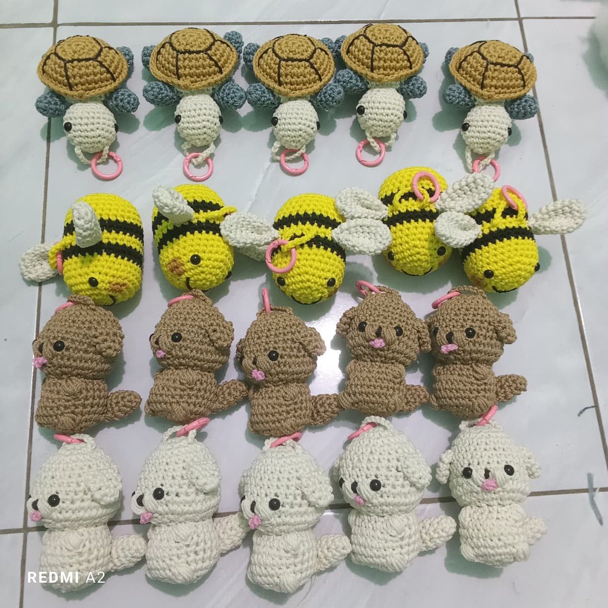 Solalilali_sol's tweet photo. Temen-temen minta tolong bisa dibantu beli / qrt yaa, ini ada ganci lucu amigurumi buatan adik-adik panti di Bogor seharga 30rb/pcs. Barangkali ada yg minat bisa hubungi Pak Jeli Gojek ya. Kebetulan aku pernah beli kelinci di tempat beliau dan bagus hasilnya 😁

Terima kasih 🫶🏻😘 https://t.co/t4NKocAGTa