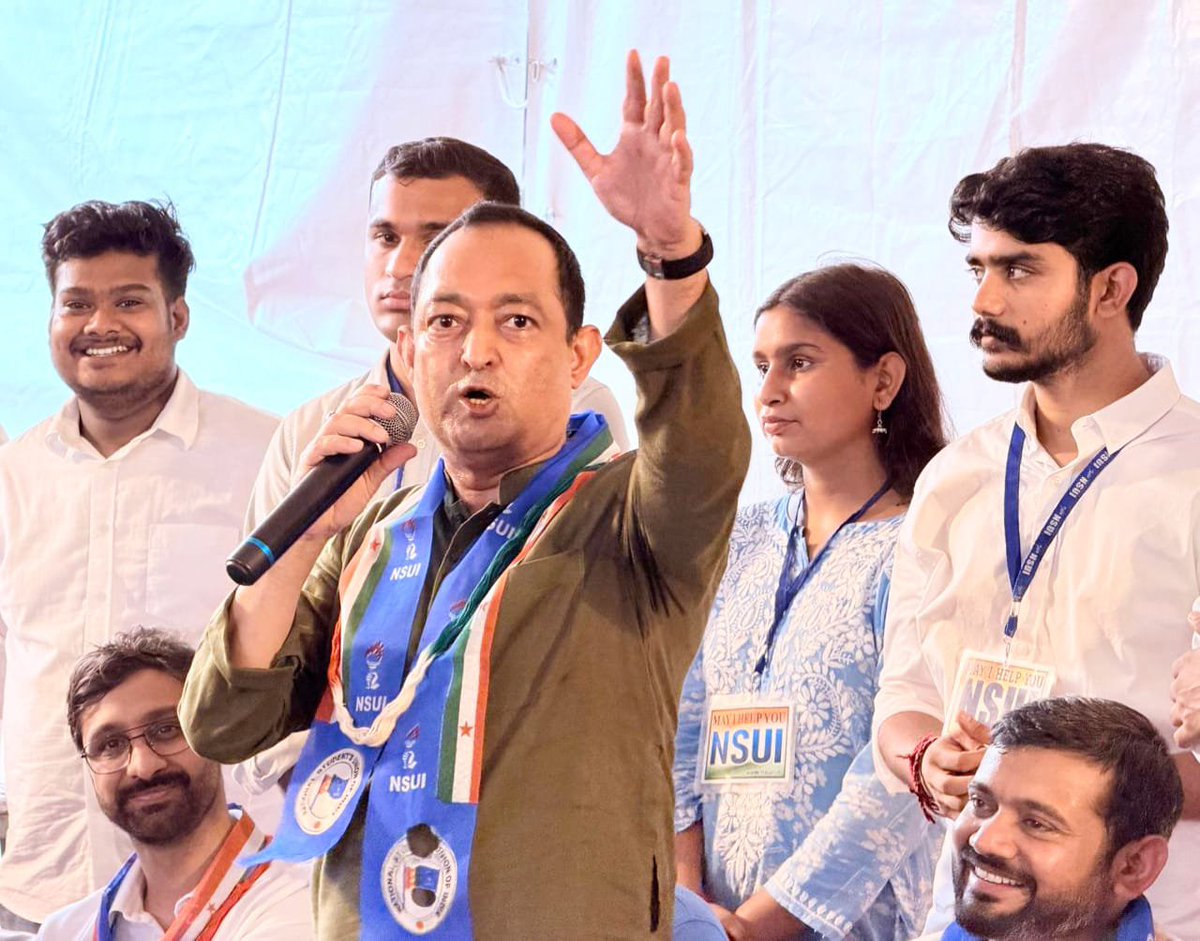 NadeemjavedINC's tweet photo. आज शाम भारतीय राष्ट्रीय छात्र संगठन @nsui के राष्ट्रीय कार्यालय में आगामी 18 सितंबर को संपन्न होने वाले दिल्ली विश्वविद्यालय छात्र संघ चुनाव की तैयारियों को लेकर अति महत्वपूर्ण बैठक आयोजित की गई।

बैठक में छात्र राजनीति से जुड़े कांग्रेस के महत्वपूर्ण नेताओं श्री @MukulWasnik जी, श्री @devendrayadvinc जी, श्री @kanhaiyakumar जी, श्रीमती @NayakRagini जी, श्री @VinodJakharIN जी, श्री @anshultrivedi47 जी, श्री @abdulhannanaicc जी, श्री @varunchoudhary2 जी, श्री @ashokbasoya जी और अन्य साथियों के साथ सम्मिलित होकर आगामी चुनाव की तैयारियों एवं रणनीति को लेकर महत्वपूर्ण चर्चा की।