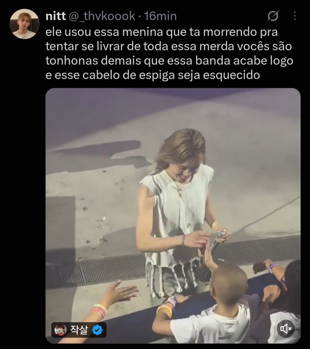 jiminiekarol's tweet photo. o jimin tem interagido e dado seus chaveiros e camisetas para crianças em todos os shows, muito antes dessa merda toda acontecer. Esse comentário é extremamente infeliz e maldoso, não existe justificativa nenhuma pra achar que ele faria uma coisa dessas https://t.co/mEkW8HEuFY