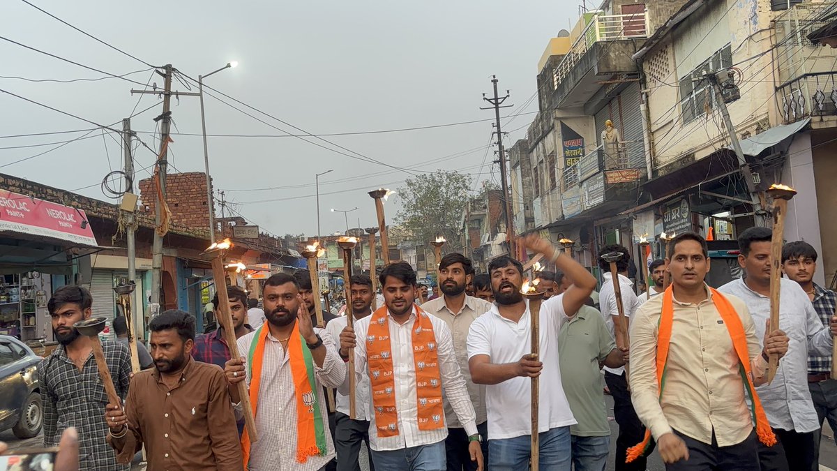Pushpendrabjp11's tweet photo. आज भारतीय जनता युवा मोर्चा, धौलपुर द्वारा श्रीमती सोनिया गांधी द्वारा “वंदे मातरम्” गीत के अपमान के विरोध में विशाल मशाल जुलूस निकालकर विरोध प्रदर्शन किया।

@BJP4Rajasthan @BhajanlalBjp @madanrrathore @ajaeybjp @ShankarGora https://t.co/XqVsSkg5WQ