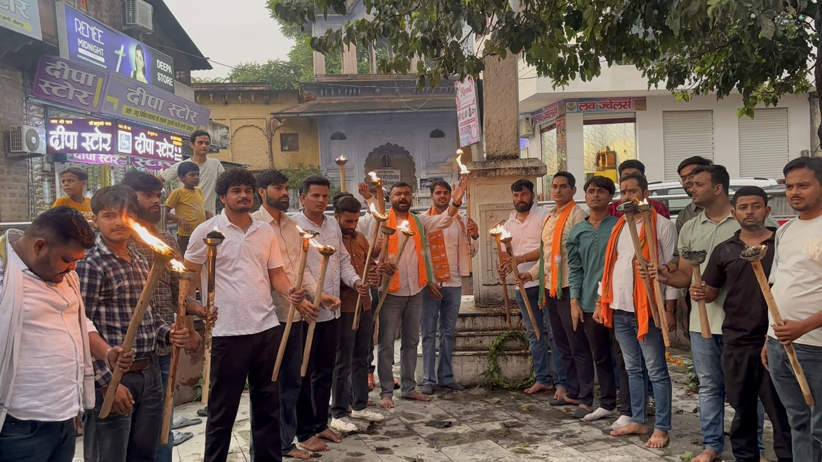Pushpendrabjp11's tweet photo. आज भारतीय जनता युवा मोर्चा, धौलपुर द्वारा श्रीमती सोनिया गांधी द्वारा “वंदे मातरम्” गीत के अपमान के विरोध में विशाल मशाल जुलूस निकालकर विरोध प्रदर्शन किया।

@BJP4Rajasthan @BhajanlalBjp @madanrrathore @ajaeybjp @ShankarGora https://t.co/XqVsSkg5WQ